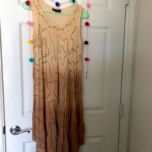 Long sleeveless dress with embroidery design.